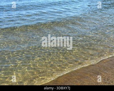 Dolci onde marine sulla spiaggia Foto Stock