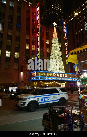 Radio City Music Hall con Christmas Tree, New York, New York, USA Foto Stock