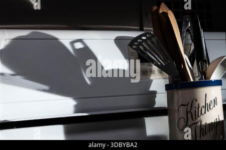 La luce del mattino splende su un piano cottura Foto Stock