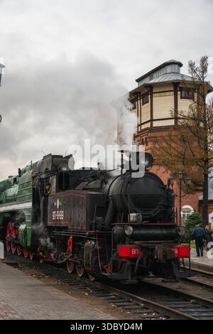 Mosca, Russia - 18 ottobre 2025: Locomotiva a vapore dell'era sovietica si trova sui binari ferroviari del museo Povorotny Krug, a vapore in aumento Foto Stock