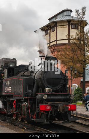 Mosca, Russia - 18 ottobre 2025: Locomotiva a vapore dell'era sovietica si trova sui binari ferroviari del museo Povorotny Krug, a vapore in aumento Foto Stock