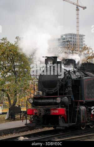 Mosca, Russia - 18 ottobre 2025: Locomotiva a vapore dell'era sovietica si trova sui binari ferroviari del museo Povorotny Krug, a vapore in aumento Foto Stock