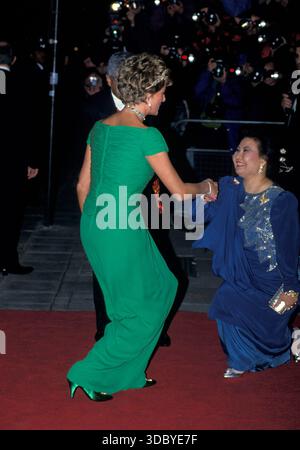 HRH, LA PRINCIPESSA DIANA DI WALESArriving per Un banchetto al Dorchester Hotel in London Hotel durante la visita di Stato Malese. Un malinteso CA Foto Stock