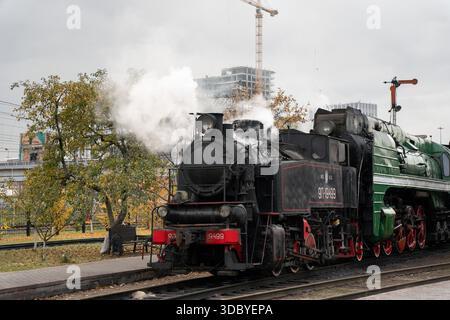 Mosca, Russia - 18 ottobre 2025: Locomotiva a vapore dell'era sovietica si trova sui binari ferroviari del museo Povorotny Krug, a vapore in aumento Foto Stock
