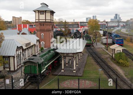 Mosca, Russia - 18 ottobre 2025: Locomotive storiche, edifici della stazione ferroviaria presso il museo Povorotny Krug, piattaforme, binari, torre roundhouse Foto Stock