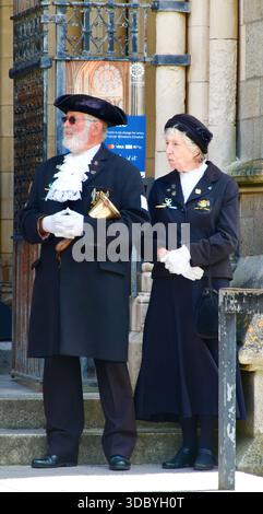 Pigrizia cittadina all'ingresso della Cattedrale di Truro della Beata Vergine Maria in un evento scolastico Truro Cornovaglia Inghilterra Regno Unito Europa Foto Stock