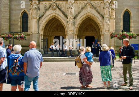 Ingresso alla Cattedrale di Truro della Beata Vergine Maria con evento di fine anno scolastico e quartetto Truro Cornovaglia Inghilterra Regno Unito Europa Foto Stock