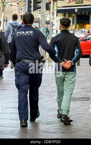 Polizisten führen einen festgenommenen Mann in Handschellen ab 20251214cd704 Polizei Festnahme Handschellen abführen Polizisten Abführung, Einsatz, Festnahme, Polizeieinsatz, Recht, Rechtsstaat, Sicherheit, Tatverdächtiger, gesetzlich, gesellschaftlich, rechtsstaatlich, sicherheitsrelevant, urban, abführen, festnehmen, verhaften, wegführen, zugreifen, Police Nationale Marseille Provence-Alpes-Cote d'Azur Frankreich Francia *** gli agenti di polizia portano via un uomo arrestato in manette 20251214cd704 arresti di polizia manette portano via gli agenti di polizia, operazione, arresto, operazione di polizia, legge Foto Stock