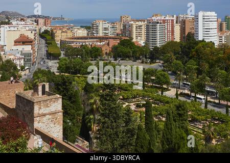 Vista panoramica che mostra i giardini del Parco, l'arena e gli edifici di Malagueta con il Mediterraneo sullo sfondo. Foto Stock