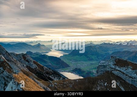 Splendido paesaggio autunnale dal monte Pilatus, Svizzera Foto Stock