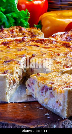 Quiche, torta fatta con un ripieno di uova e panna Foto Stock