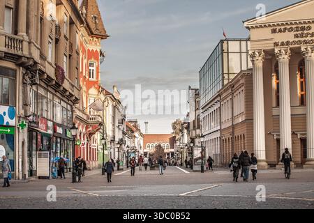SUBOTICA, SERBIA - 16 NOVEMBRE 2025: Ampia vista della strada pedonale di Korzo nel centro di Subotica, Serbia, con gente che cammina, ciclisti, storico Foto Stock