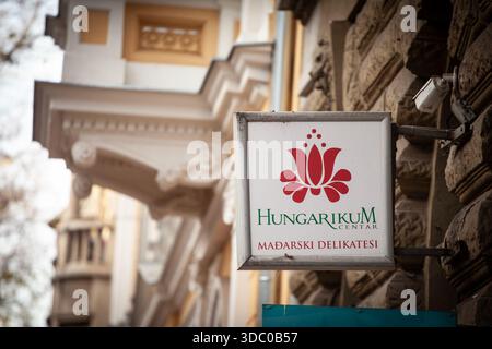 SUBOTICA, SERBIA - 16 NOVEMBRE 2025: Primo piano dell'insegna Hungarikum Centar su un edificio a Subotica, Serbia, un supermercato che vende prodotti ungheresi Foto Stock