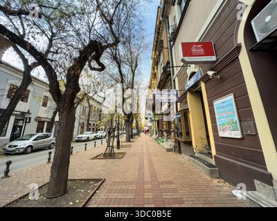 SUBOTICA, SERBIA - 16 NOVEMBRE 2025: Via ulica Dimitrija Tucovica nel centro di Subotica, Serbia, che mostra auto parcheggiate, negozi, vecchie facciate su una Foto Stock