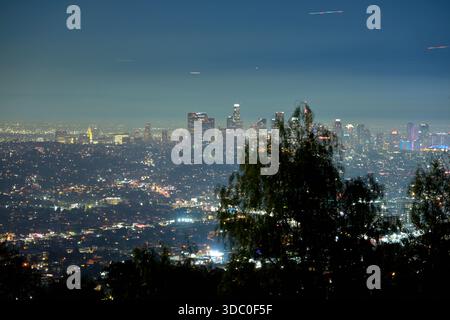 Una serata presso l'iconico Osservatorio Griffith che si affaccia sulla megacittà, Los Angeles CA Foto Stock