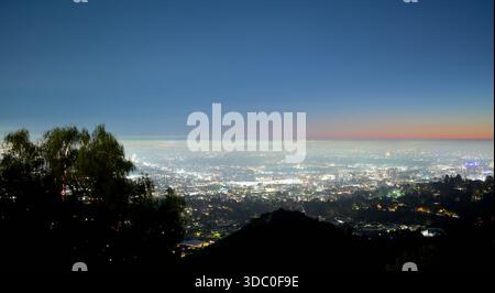 Una serata presso l'iconico Osservatorio Griffith che si affaccia sulla megacittà, Los Angeles CA Foto Stock