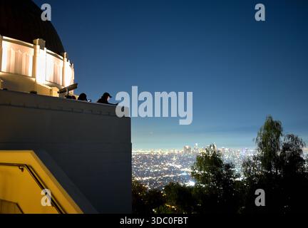 Una serata presso l'iconico Osservatorio Griffith che si affaccia sulla megacittà, Los Angeles CA Foto Stock