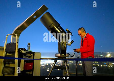 Una serata presso l'iconico Osservatorio Griffith che si affaccia sulla megacittà, Los Angeles CA Foto Stock