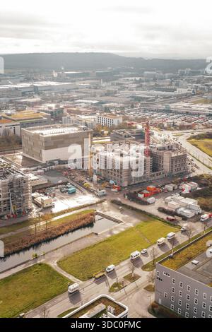 Nuovo edificio ospedaliero cantiere municipale con diversi edifici e gru vicino alle aree verdi, Boeblingen, Germania Foto Stock