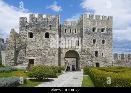 Enorme fortezza in pietra con torri e giardino ben tenuto sotto un cielo leggermente nuvoloso, fortezza di Rabati, Akhaltsikhe, regione di Samtskhe-Javakheti, Samtskhe-J. Foto Stock
