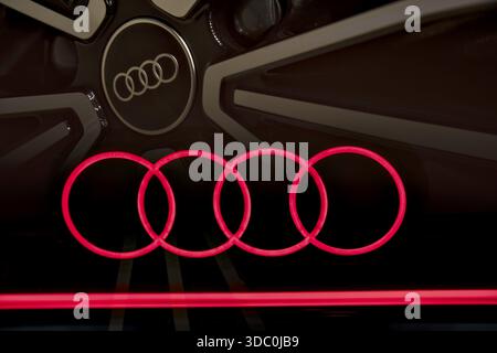 Dettagli VW, Audi automobilistica, logo Audi emblema, Audi A6 e-Tron, Audi eVehicle, dettagli dell'auto l'uno nell'altro, bella composizione dell'immagine dettagli dell'auto, silv Foto Stock