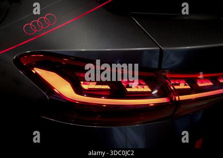 Dettagli VW, Audi automobilistica, logo logo Audi, Audi A6 e-Tron, Audi A6 da dietro, Audi eVehicle, dettagli auto l'uno nell'altro, bellissima immagine composizione Foto Stock