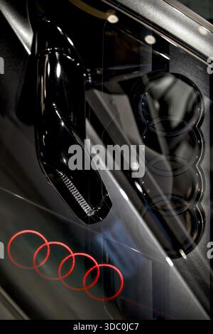 Dettagli VW, Audi automobilistica, logo logo Audi, Audi A6 e-tron, specchietto retrovisore Audi A6, Audi e-vehicle, dettagli auto l'uno nell'altro, bella foto c Foto Stock