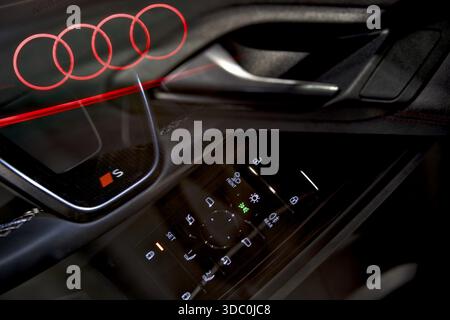Dettagli VW, Audi automobilistica, logo Audi emblema, Audi A6 e-Tron, Audi eVehicle, dettagli dell'auto l'uno nell'altro, bella composizione dell'immagine dettagli dell'auto, silv Foto Stock
