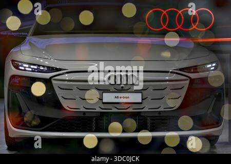 Dettagli VW, Audi automobilistica, logo logo Audi, Audi A6 e-Tron, Audi A6 dalla parte anteriore, Audi eVehicle, dettagli auto l'uno nell'altro, bellissima immagine Foto Stock