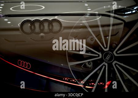 Dettagli VW, Audi automobilistica, logo Audi, Audi A6 e-Tron, Audi A6 dalla parte anteriore, cerchione PW da Audi A6, dettagli auto l'uno nell'altro, Audi A6 r Foto Stock