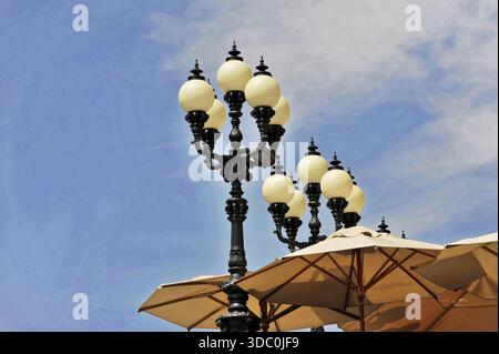 Lampioni neri con paralumi color crema sul cielo blu, Francoforte sul meno, Assia, Germania Foto Stock