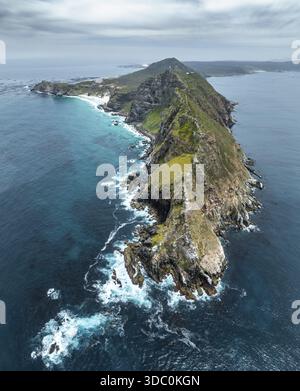 Vista aerea, scogliere e mare a Cape of Good Hope, faro di Cape Point, penisola del Capo, riserva naturale di Cape Point, città del Capo, Sudafrica Foto Stock