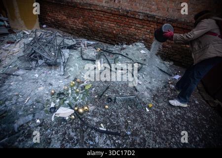Sumy, Sumy, Ucraina. 18 dicembre 2025. Vetro rotto dalle finestre di un centro educativo a Sumy dopo l'attacco dei droni russi. (Credit Image: © Francisco Richart/ZUMA Press Wire) SOLO PER USO EDITORIALE! Non per USO commerciale! Foto Stock