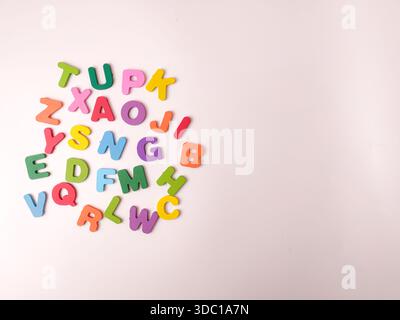 Lettere colorate dell'alfabeto di legno, che vengono generalmente vendute come un giocattolo educativo o un puzzle per bambini. Foto Stock