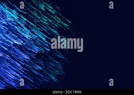 Luce al neon sfumata astratta su sfondo blu scuro Foto Stock
