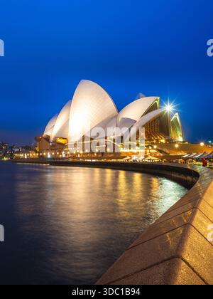 6 gennaio 2019: Teatro dell'opera di Sydney di notte. questo edificio e' uno degli edifici piu' immediatamente riconoscibili e iconici del mondo Foto Stock