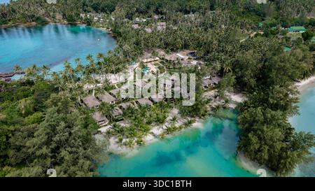 Annidata nel Golfo della Thailandia, l'isola di Koh Kood offre splendide acque turchesi circondate da lussureggianti vegetazione tropicale. Questo pittoresco paradiso inv Foto Stock