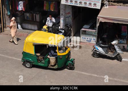 Vista in risciò dall'alto sulle strade di nuova Delhi, India, nel febbraio 2011 Foto Stock
