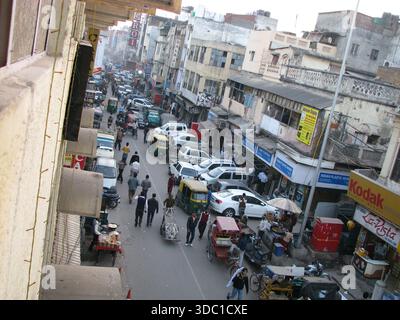 Scena di strada vista dall'alto nell'area Pahar Ganj della capitale indiana nuova Delhi nel febbraio 2011 Foto Stock