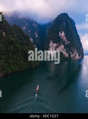Esplorate la tranquilla bellezza del lago Cheow LAN a Khao Sok, Thailandia. Foto Stock
