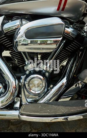 Primo piano del filtro dell'aria per motociclette Touring che rivela una copertura lucida. Dettagli a strisce rosse, incisione badge, riflesso della pedana, Foto Stock