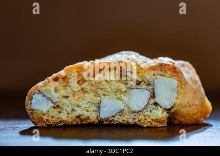Tradizionale biscotto italiano alle mandorle, cantucci su un tavolo di legno, primo piano Foto Stock