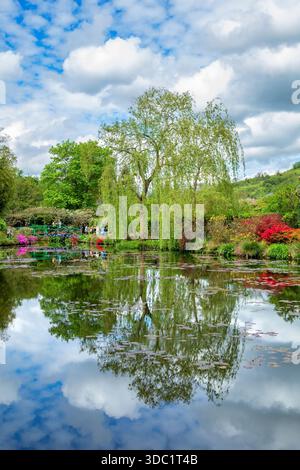 Visitatori sul ponte all'interno del giardino d'acqua di Claude Monet, Giverny; Francia Foto Stock