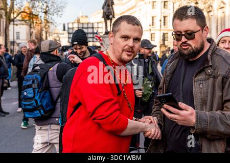 Speakers Corner Bob partecipa all'Unite the Kingdom Christmas Carols Event a Whitehall organizzato dall'attivista politico Tommy Robinson, Londra, Regno Unito. Foto Stock