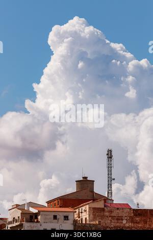 Iconica formazione nuvola sulle strutture dell'Alhambra Foto Stock