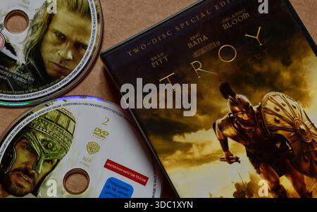 Film "Troy"; edizione DVD; disco con copertina; Brad Pitt | Eric Bana | Orlando Bloom; isolato su sfondo bianco chiaro; ripresa dall'angolo superiore. Foto Stock