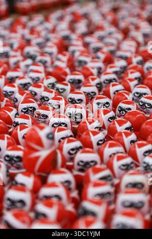 Avvicinati a una pila di bambole daruma tradizionali Foto Stock