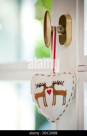 Decorazioni a forma di cuore con renne baciate Foto Stock