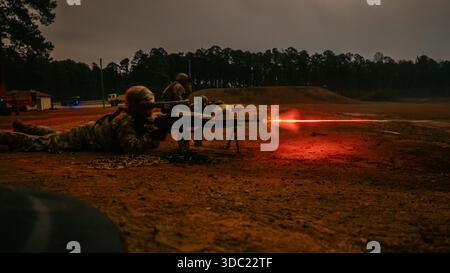 Gladius Paracadutisti del quartier generale e battaglione del quartier generale, 82nd Airborne Division, scatenano la potenza di fuoco delle mitragliatrici M240 e M249 Dur Foto Stock
