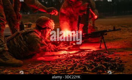 Gladius Paracadutisti del quartier generale e battaglione del quartier generale, 82nd Airborne Division, scatenano la potenza di fuoco delle mitragliatrici M240 e M249 Dur Foto Stock